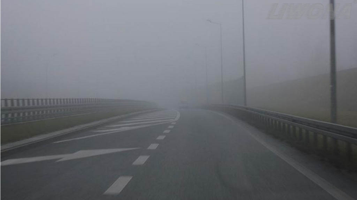 Czy w czasie jazdy w warunkach zmniejszonej przejrzystości powietrza spowodowanych mgłą w pojeździe silnikowym mogą być włączone tylko światła przeciwmgłowe przednie?