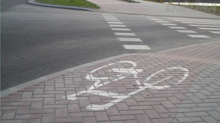 Czy dozwolone jest zatrzymanie samochodu osobowego na drodze dla rowerów, jeżeli pozostanie co najmniej 1,5 m szerokości dla rowerzystów?