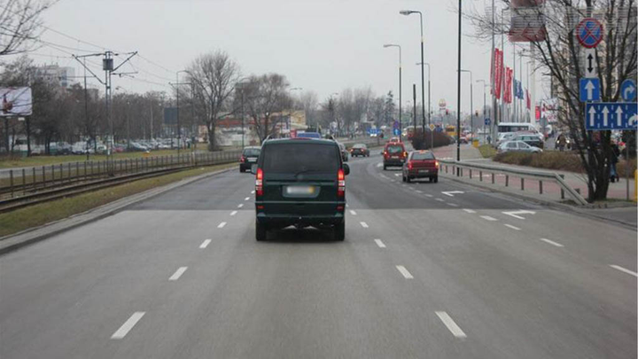 Jaki czynnik powoduje zmniejszenie pola widzenia kierującego pojazdem?