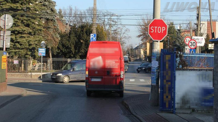 Czy na tym skrzyżowaniu zatrzymanie pojazdu powinno nastąpić przed znakiem „STOP”?