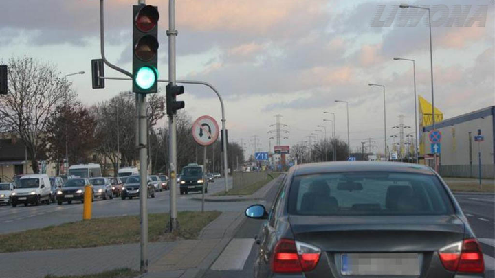 Czy widoczny znak zakazu zabrania skręcania w lewo na skrzyżowaniu?