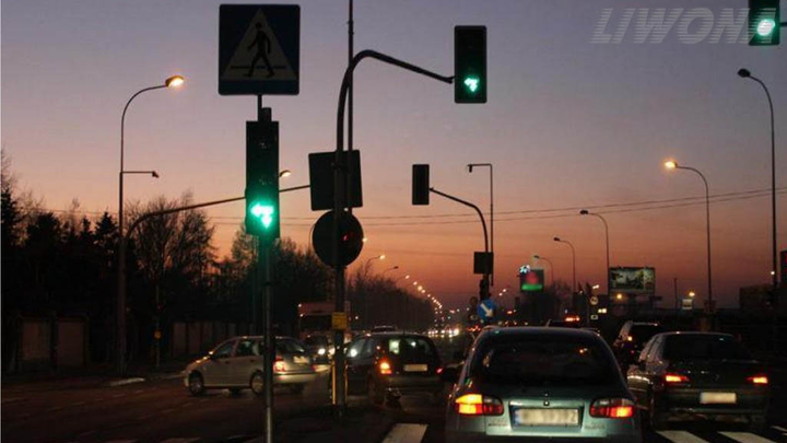 Czy na skrzyżowaniu o ruchu kierowanym sygnalizacją świetlną zabrania się wyprzedzania motorowerów i motocykli?