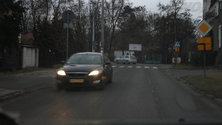 Czy w dzień zabronione jest ostrzeganie światłami drogowymi, jeżeli może spowodować to oślepienie innych kierujących?