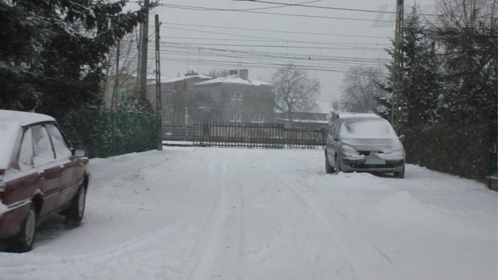 W jaki sposób można ułatwić sobie wyjazd samochodem osobowym z grząskiego śniegu?