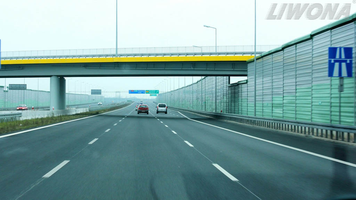 Które w wymienionych elementów drogi powinieneś obserwować podczas jazdy autostradą?