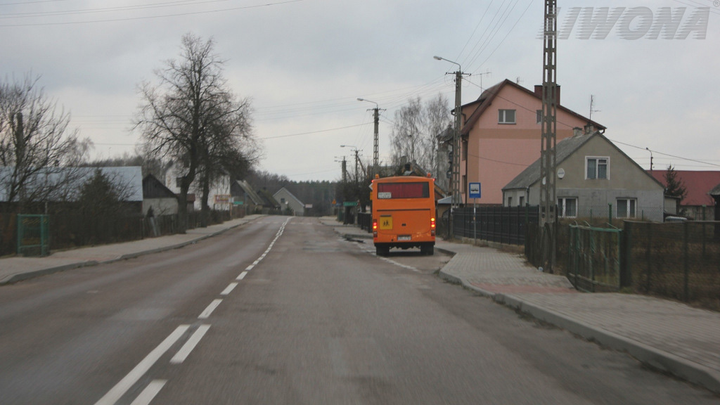 Czy zbliżając się do miejsca postoju autobusu szkolnego poza obszarem zabudowanym masz obowiązek umożliwić kierującemu tym autobusem wjazd na jezdnię, o ile sygnalizuje on zamiar wykonania takiego manewru?