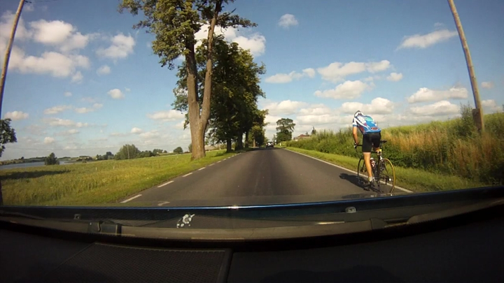 Czy w przedstawionej sytuacji minimalna odległość jaką należy zachować od rowerzysty podczas wyprzedzania wynosi 1 m?