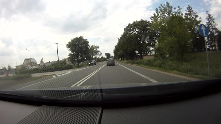 Czy w przedstawionej sytuacji możesz skręcić na widocznym skrzyżowaniu w lewo?