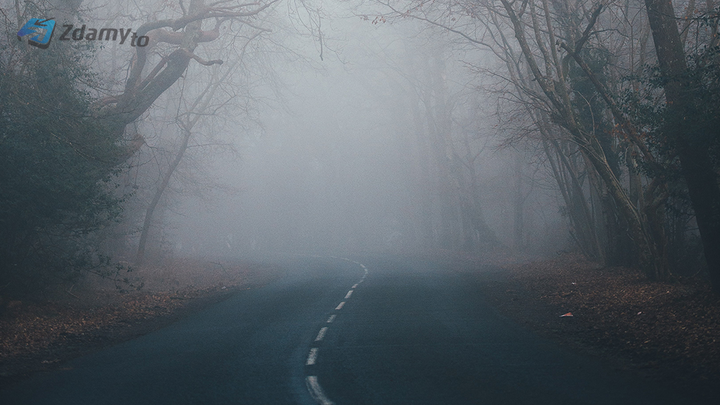 Jak można zminimalizować zagrożenie kierując pojazdem podczas gęstej mgły?