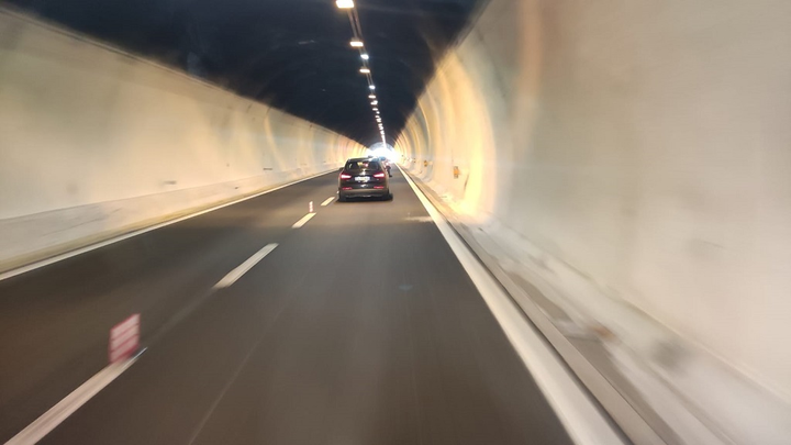 Z jaką prędkością, kierując samochodem osobowym, należy poruszać się za tym pojazdem, jeżeli tunel znajduje się poza obszarem zabudowanym, a jego długość wynosi 600 m?